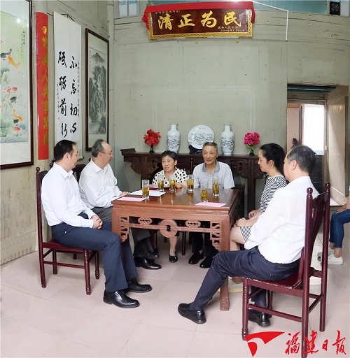 尹力專程到季平英同志家中轉交習近平總書記回信并共同學習貫徹