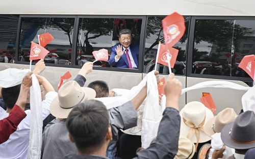 習近平率中央代表團抵達拉薩出席西藏自治區成立60周年慶祝活動