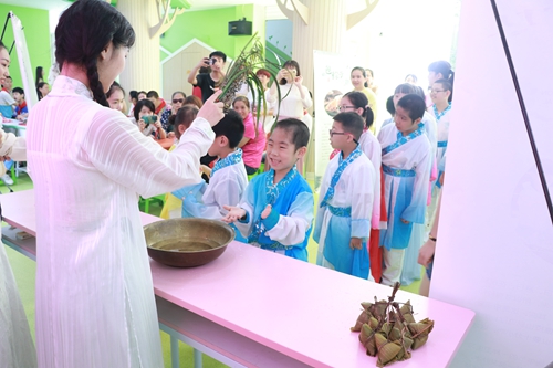 【網絡中國節·端午】“天使童年樂在其‘粽’”