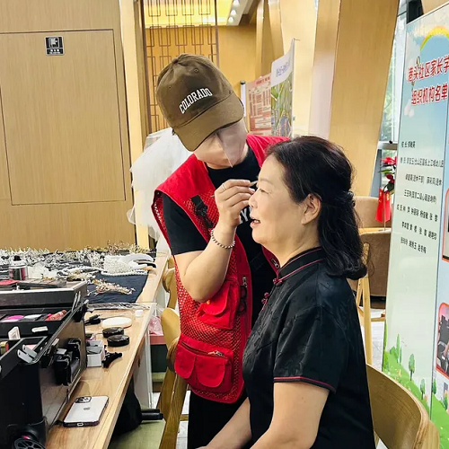 倉山區下渡街道港頭社區新時代文明實踐站開展母親節攝影活動