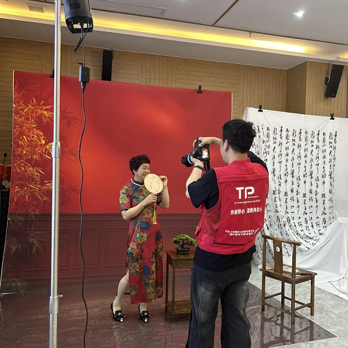 倉山區下渡街道港頭社區新時代文明實踐站開展母親節攝影活動