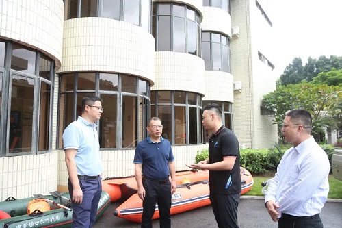 區主要領導到一線檢查指導臺風“康妮”防御工作