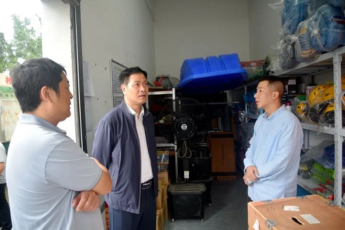 區主要領導到一線檢查指導臺風“康妮”防御工作
