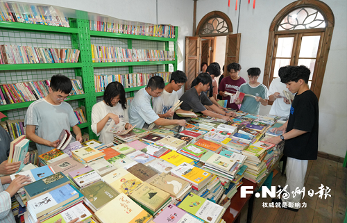 大學生捐書兩千冊 農家書屋添“食糧”