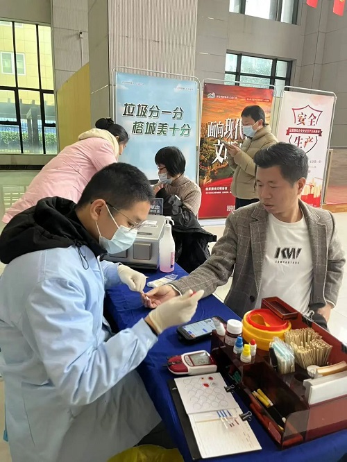 倉山區直機關開展“我為黨旗添光彩”無償獻血活動