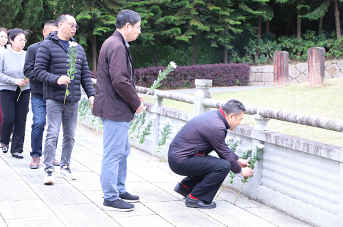 鮮花獻(xiàn)英烈 哀思祭忠魂