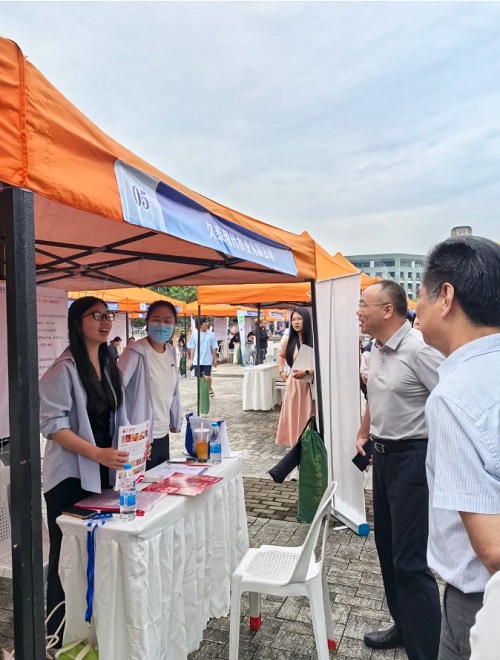 人大代表企業進校園，招聘會搭建就業“直通車”