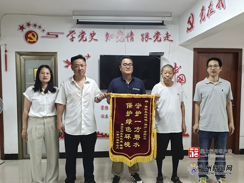 倉(cāng)山東升街道河道煥新顏 居民送錦旗點(diǎn)贊政企社合力