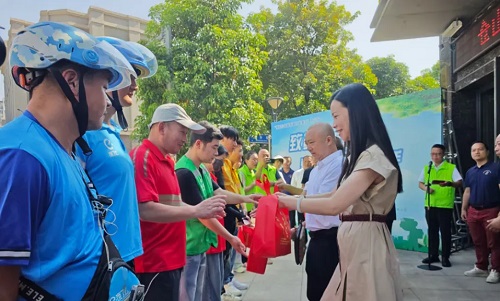 致敬城市奔跑者 夏日清涼送到手——倉(cāng)山區(qū)關(guān)愛(ài)新就業(yè)群體慰問(wèn)活動(dòng)
