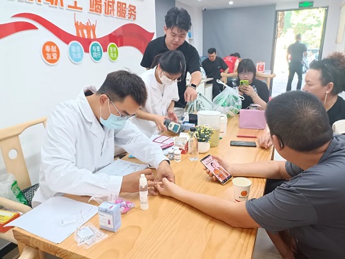 致敬城市奔跑者 夏日清涼送到手——倉(cāng)山區(qū)關(guān)愛(ài)新就業(yè)群體慰問(wèn)活動(dòng)