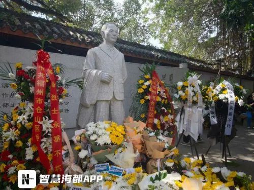 以國之重器告慰英烈,福州吳石故居將軍雕像前現福建艦入列照 以國之重器告慰英烈,福州吳石故居將軍雕像前現福建艦入列照