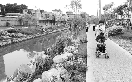 市民在龍津河沿岸散步 市民在龍津河沿岸散步