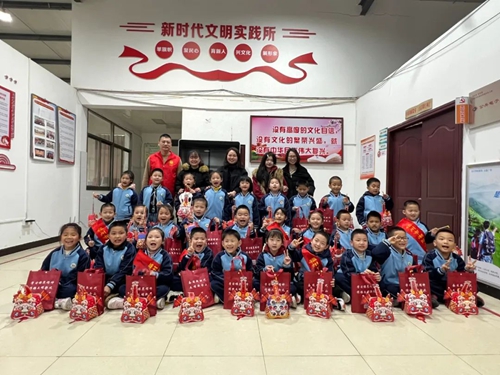 【網絡中國節·元宵】佳節樂團圓 萌娃鬧元宵