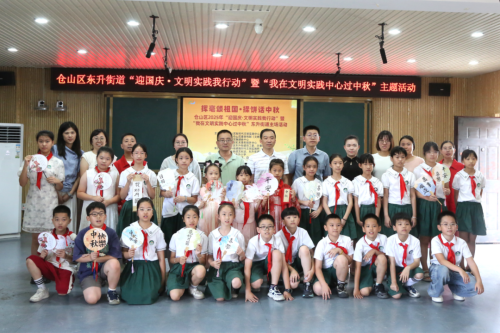 【網(wǎng)絡中國節(jié)·中秋】揮毫頌祖國 揉餅話中秋——倉山區(qū)開展2025年“迎國慶·文明實踐我行動”主題活動 【網(wǎng)絡中國節(jié)·中秋】揮毫頌祖國 揉餅話中秋——倉山區(qū)開展2025年“迎國慶·文明實踐我行動”主題活動