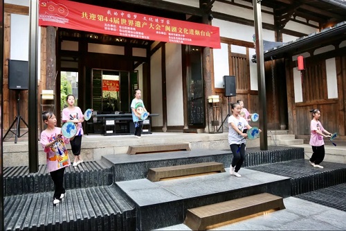 家門口的“閩劇大餐”！麥小閩劇社團在煙臺山的這場閩劇表演驚艷了！