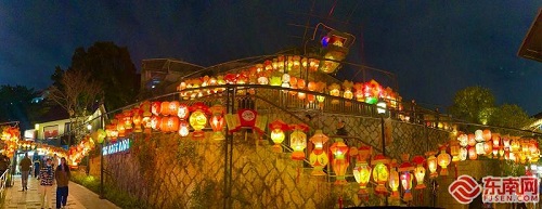 【網(wǎng)絡(luò)中國節(jié)·春節(jié)】“大尾燈龍”閃亮煙臺山