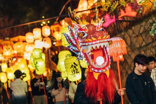 【網(wǎng)絡(luò)中國節(jié)·春節(jié)】“大尾燈龍”閃亮煙臺山