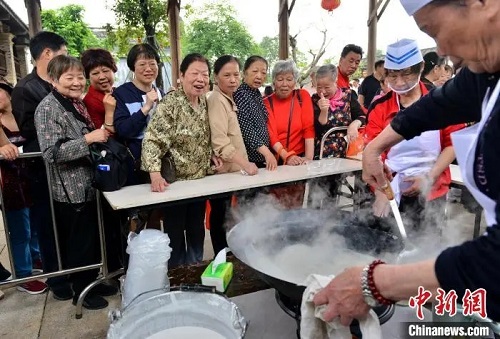 體驗(yàn)手推石磨、比拼制作技藝……倉山鼎邊民俗文化節(jié)舉辦