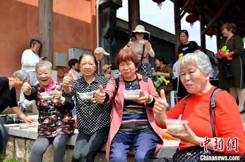 體驗(yàn)手推石磨、比拼制作技藝……倉山鼎邊民俗文化節(jié)舉辦