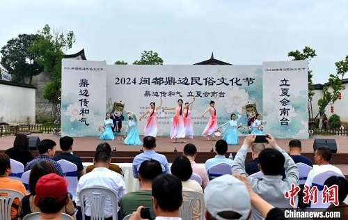 體驗(yàn)手推石磨、比拼制作技藝……倉山鼎邊民俗文化節(jié)舉辦