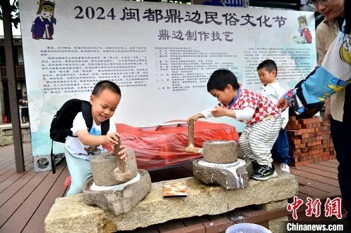 體驗(yàn)手推石磨、比拼制作技藝……倉山鼎邊民俗文化節(jié)舉辦