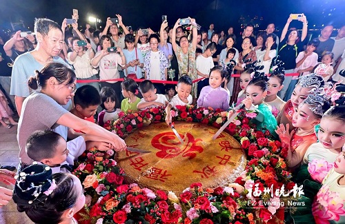 【網絡中國節·中秋】1.2米大月餅亮相送祝福 兩岸小朋友互贈禮物其樂融融