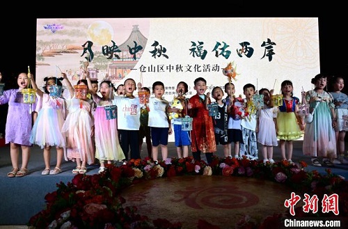 【網絡中國節·中秋】1.2米大月餅亮相送祝福 兩岸小朋友互贈禮物其樂融融