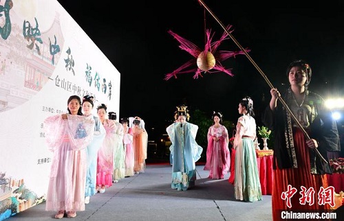 【網絡中國節·中秋】1.2米大月餅亮相送祝福 兩岸小朋友互贈禮物其樂融融