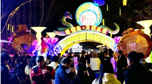 萬燈之夜28日璀璨啟幕，首日客流突破萬人！