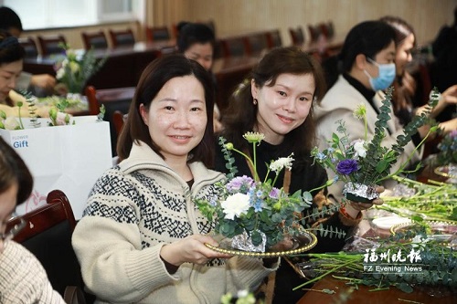 工會送福利女工學(xué)插花 金山工業(yè)園區(qū)氛圍感十足