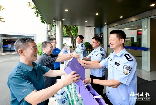 倉山公安連續6年收到“清涼補給” 倉山公安連續6年收到“清涼補給”