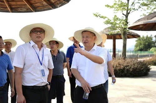 區(qū)主要領(lǐng)導(dǎo)率隊(duì)開(kāi)展“河長(zhǎng)日”巡河活動(dòng)