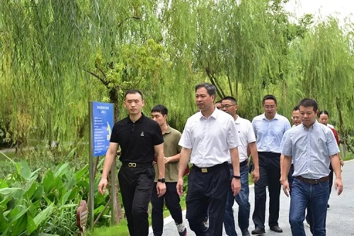 區(qū)主要領(lǐng)導(dǎo)率隊(duì)開(kāi)展“河長(zhǎng)日”巡河活動(dòng)