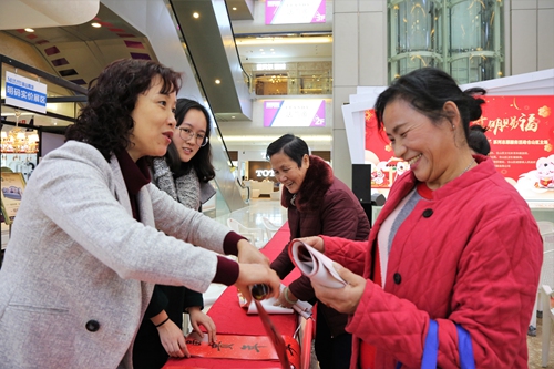 區(qū)社科聯(lián)分發(fā)春聯(lián)，開(kāi)展社科普及宣傳志愿服務(wù)活動(dòng)（1）_副本.jpg